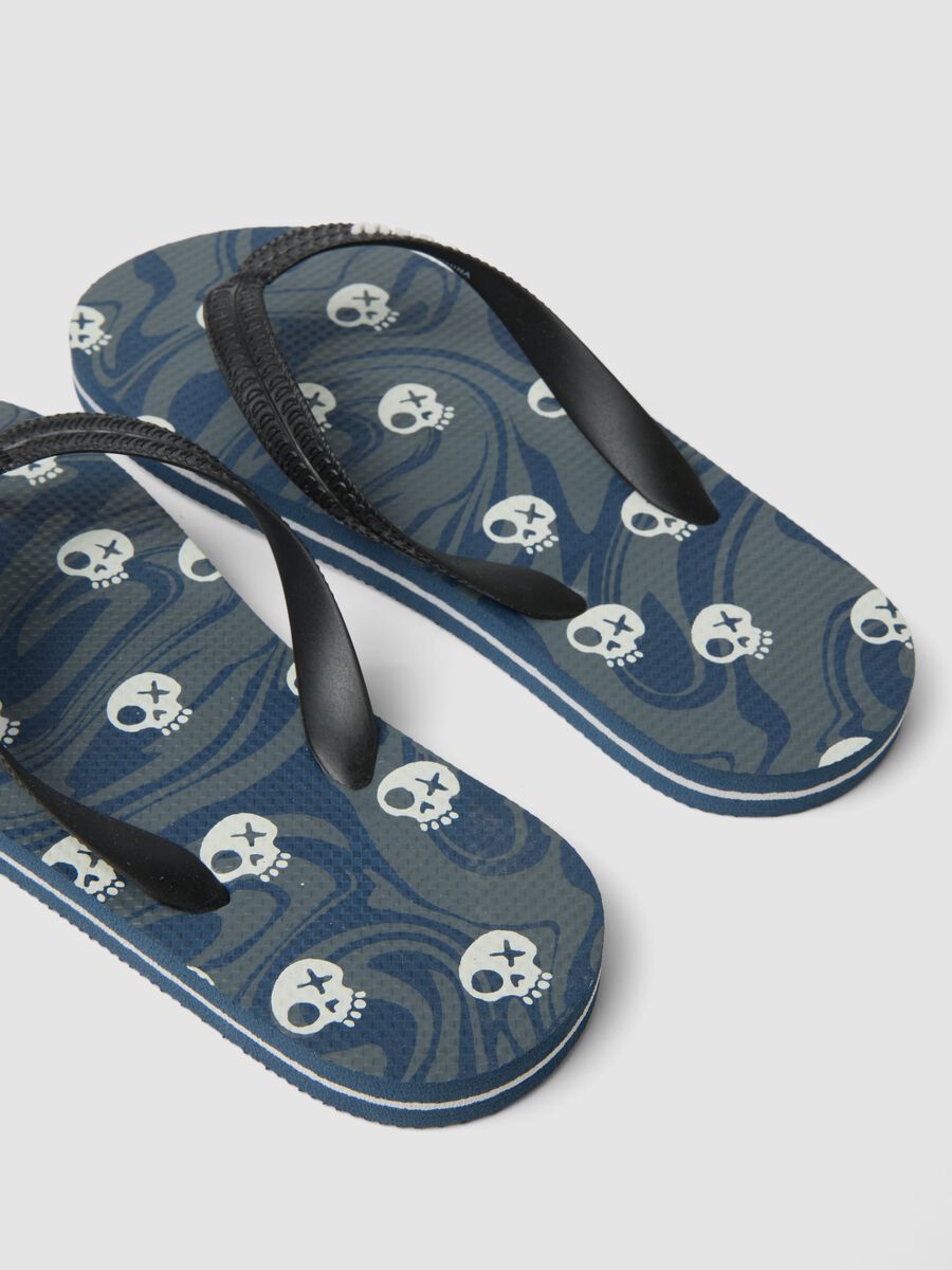 Blue printed flip-flops_2