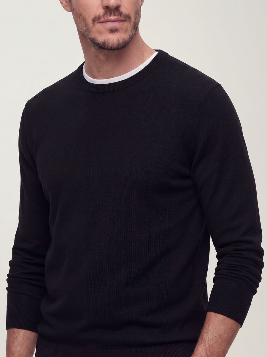 Maglia girocollo nera in misto viscosa regular fit_2