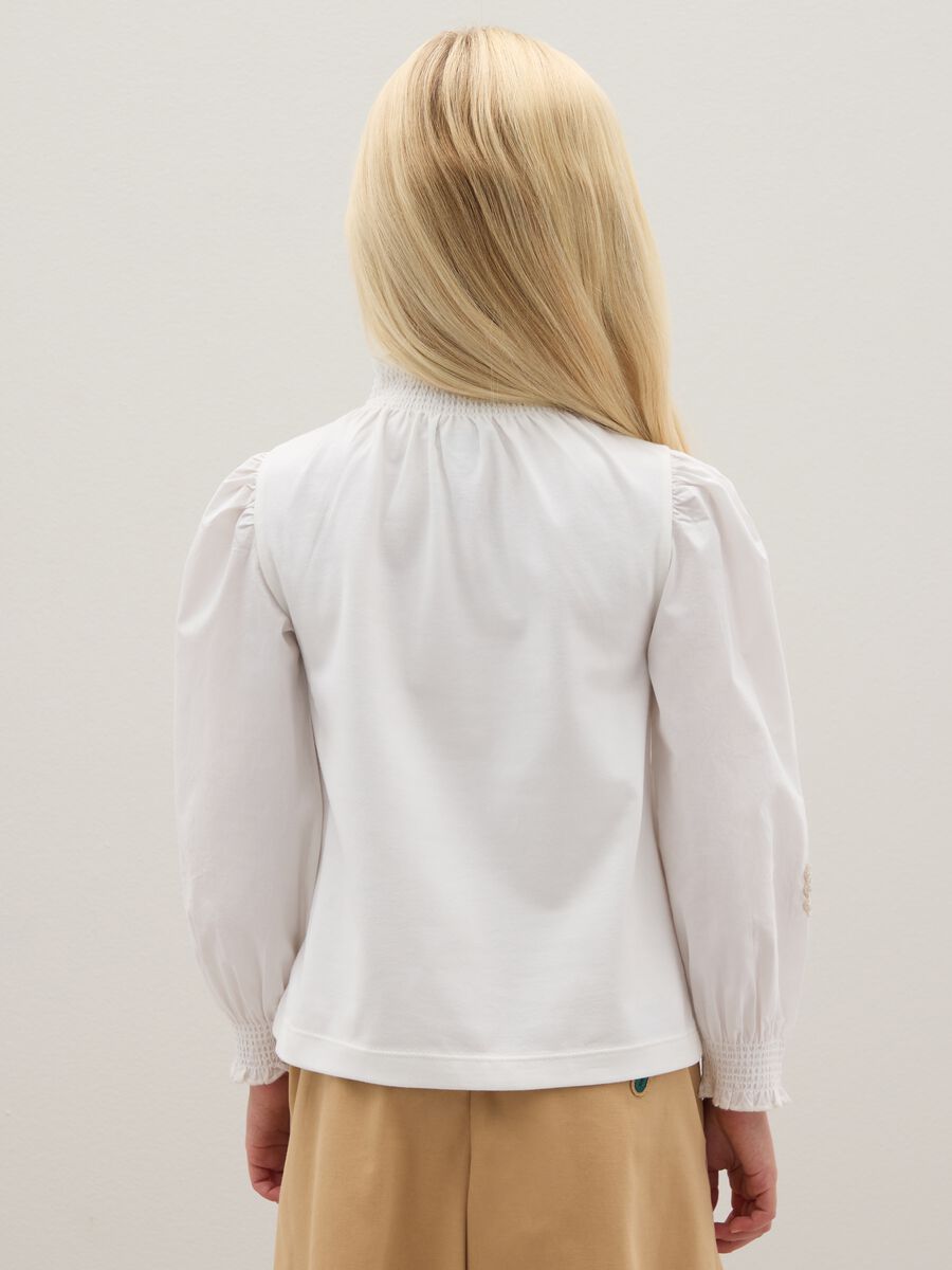 Maglia bianca da ragazza in misto cotone regular fit con ricami_1