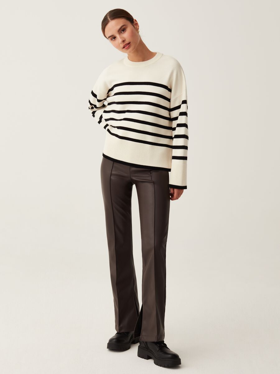Pantaloni flare fit effetto lucido_0