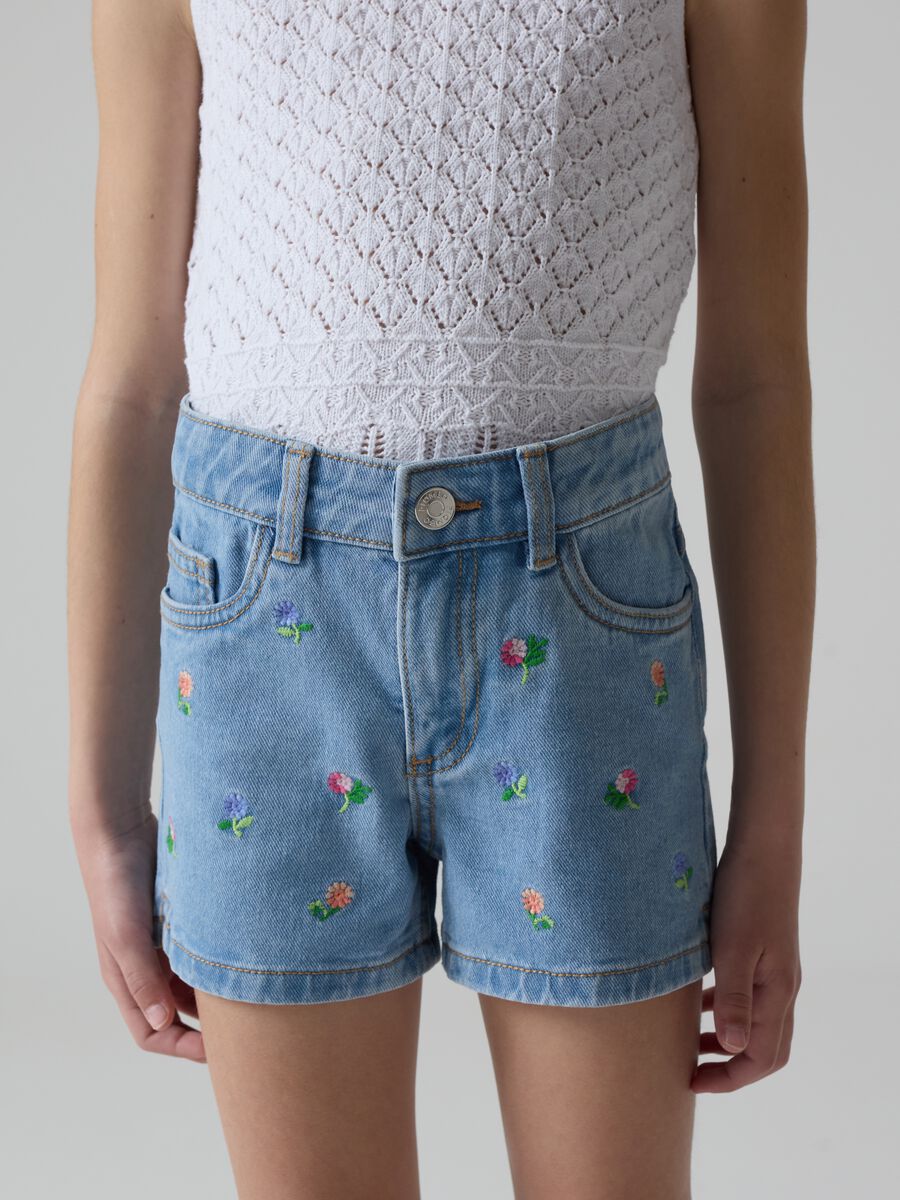 Shorts in denim con ricamo fiori_1