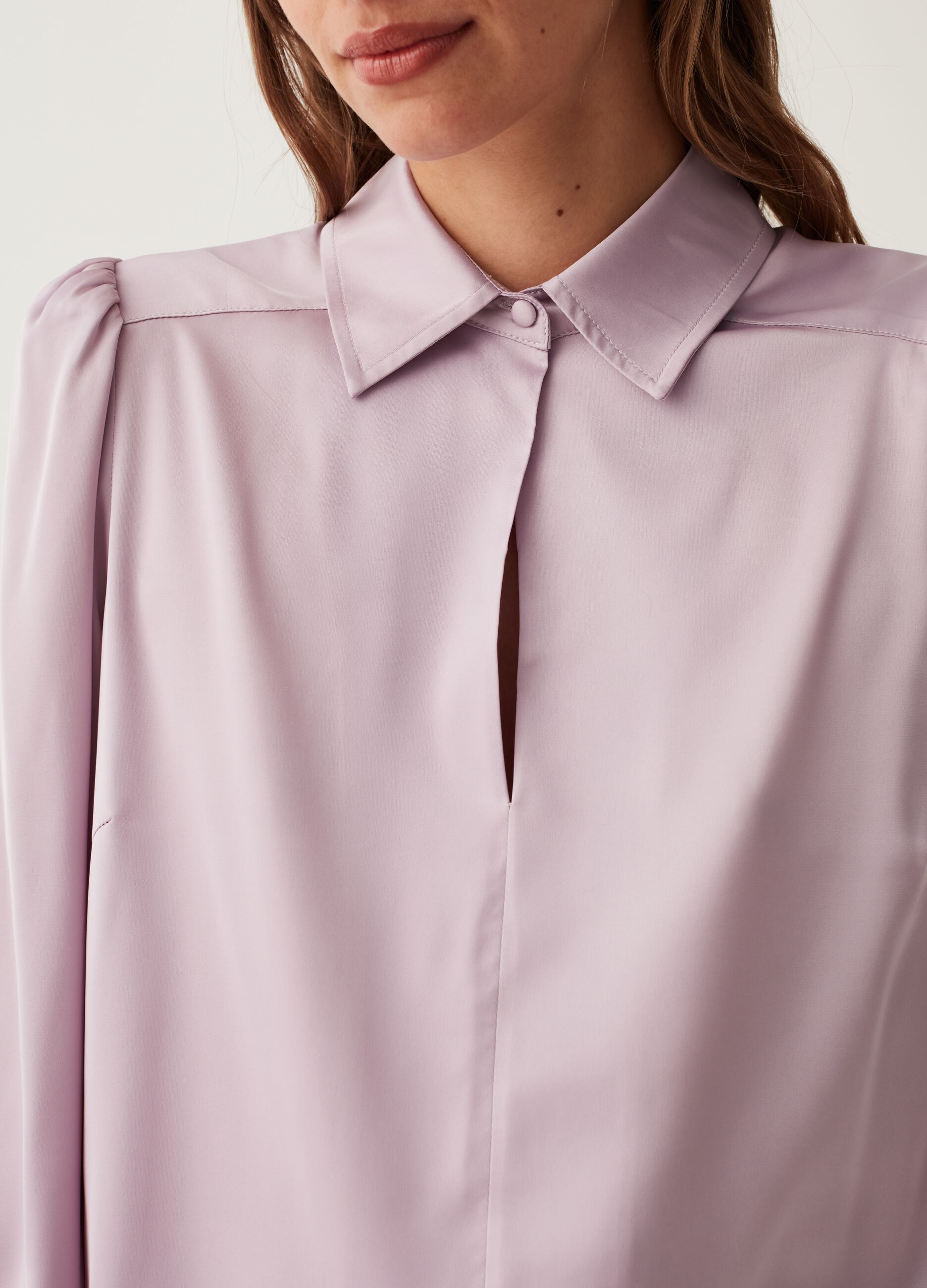 Blusa in satin con maniche a sbuffo_2