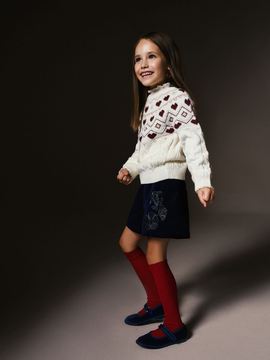 Maglione bianco da bambina regular fit con motivo geometrico_0