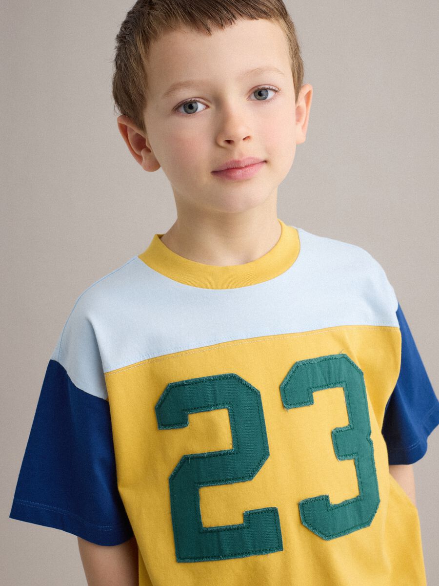 T-shirt in puro cotone multicolor da bambino regular fit con numero 23_2