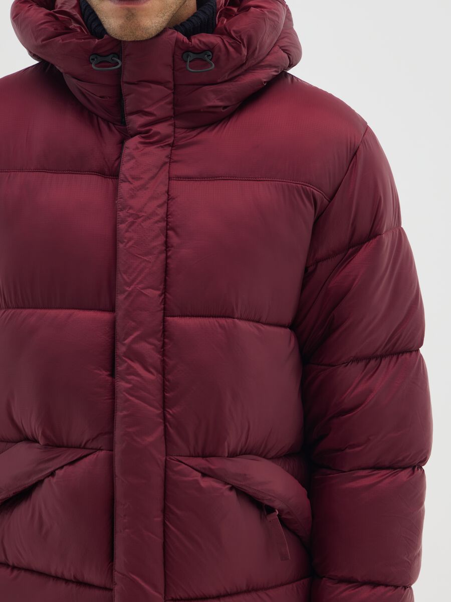 Piumino The Iconic Puffer bordeaux con cappuccio regolabile_4