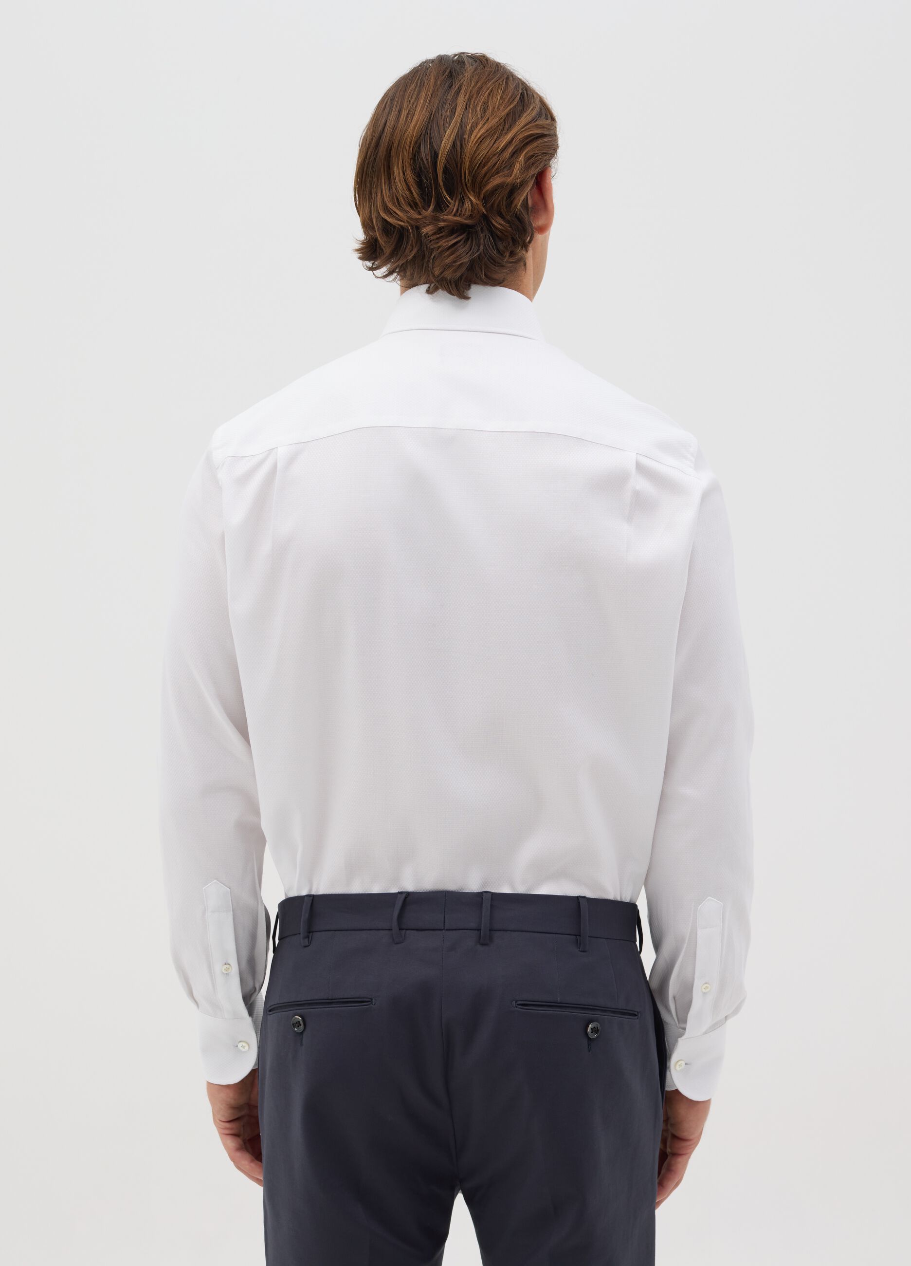 Men’s white regular-fit shirt in 100% cotton with cutaway collar