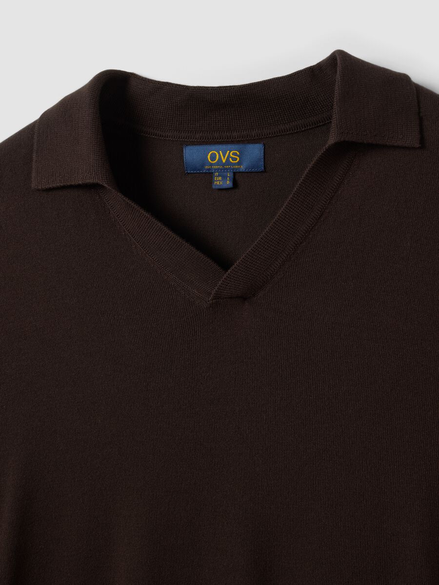 Polo marrone in misto viscosa con scollo a V e colletto regular fit_1