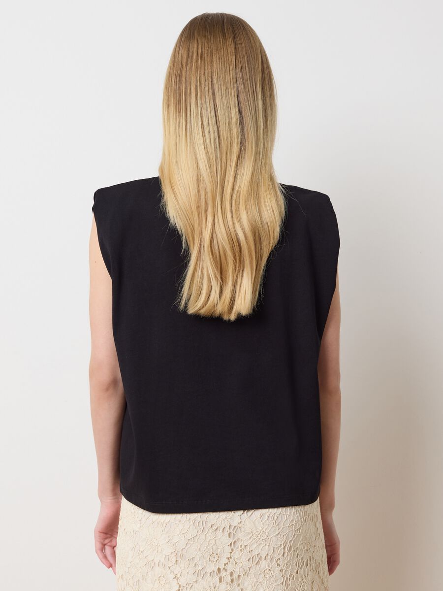 Black sleeveless boxy-fit T-shirt with spaghetti straps_3