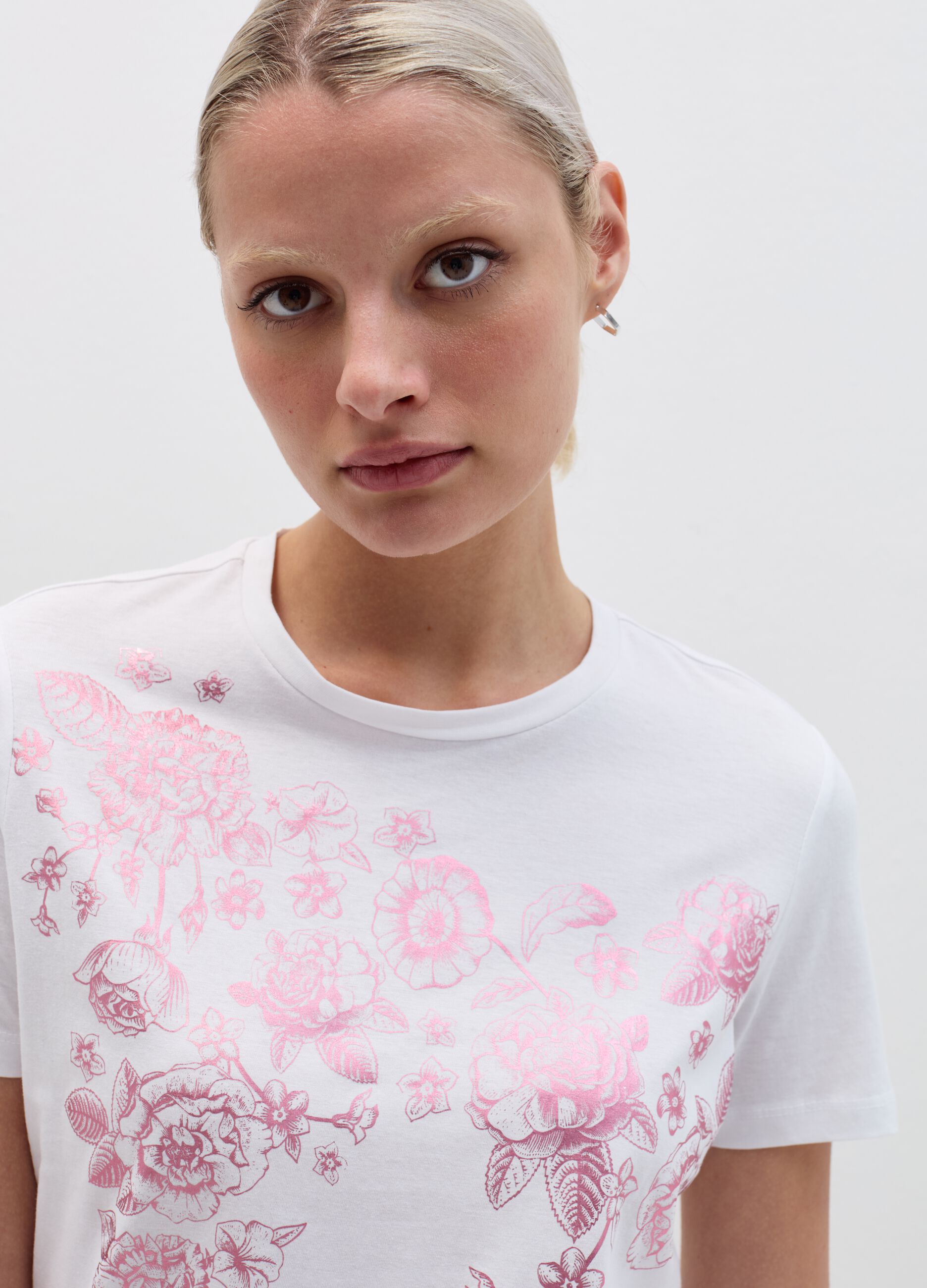 T-shirt con stampa fiori in foil