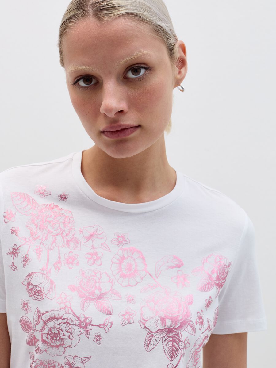 T-shirt con stampa fiori in foil_1