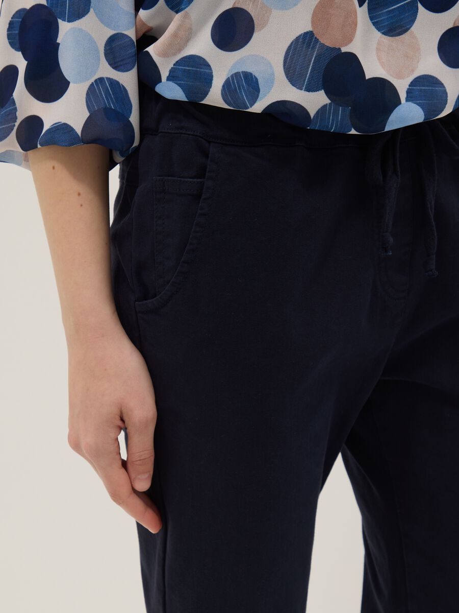 Pantaloni paper bag in cotone elasticizzato blu regular fit_3