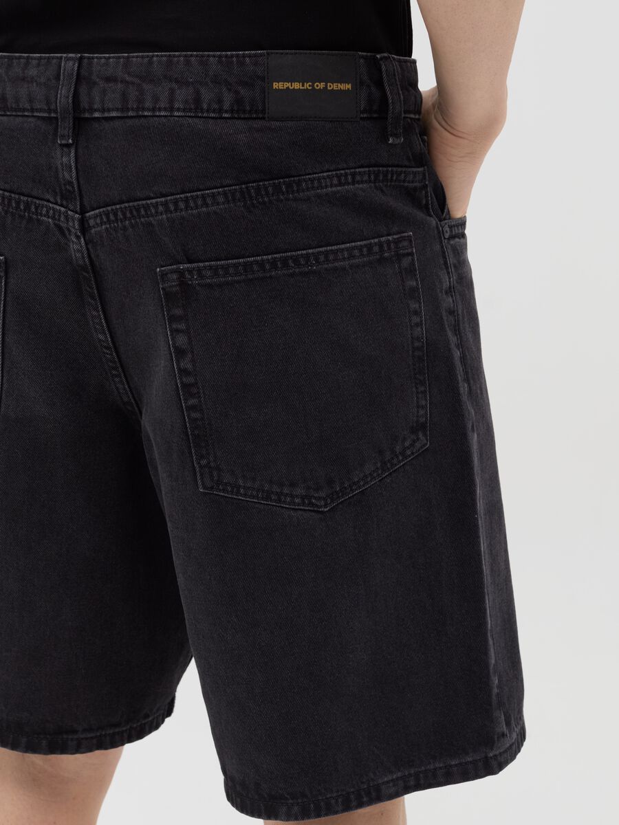 Baggy-fit Bermuda shorts in denim with five pockets_2