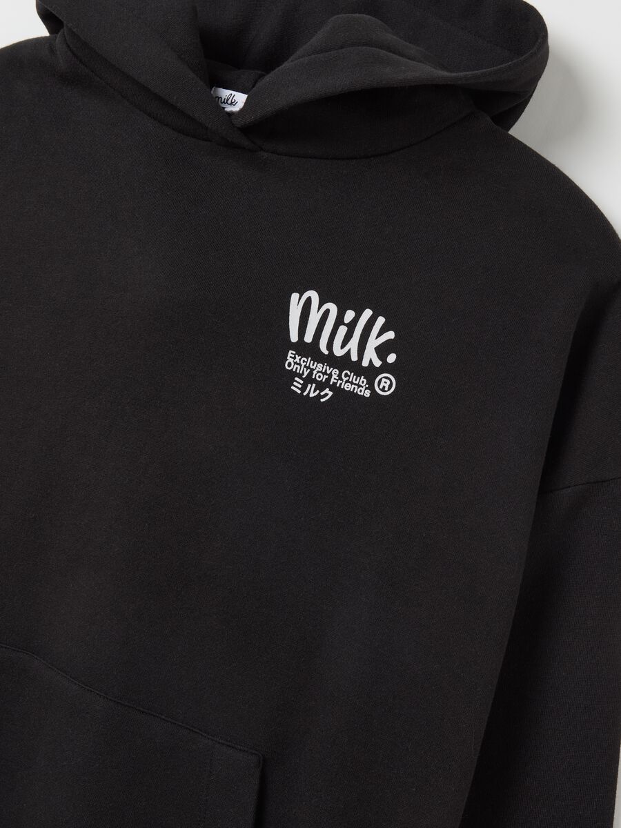 Sweatshirt with hood and pocket_5