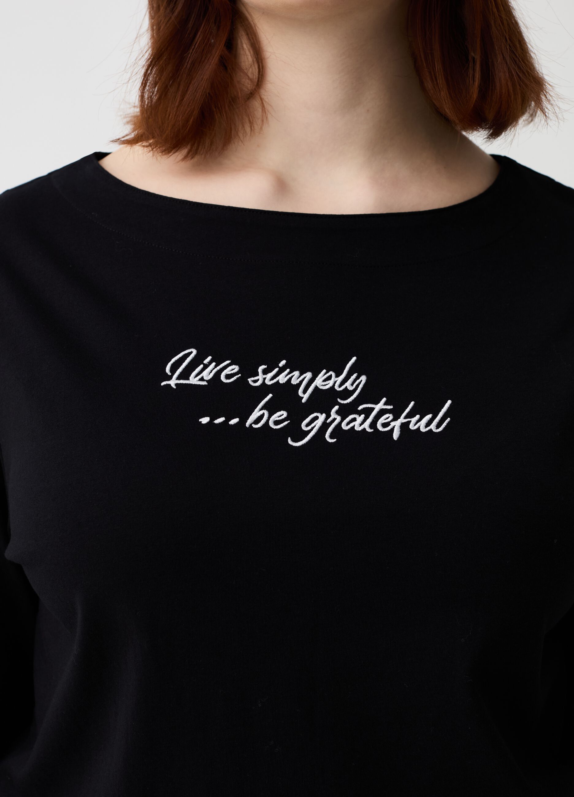 Curvy long-sleeved T-shirt with embroidery