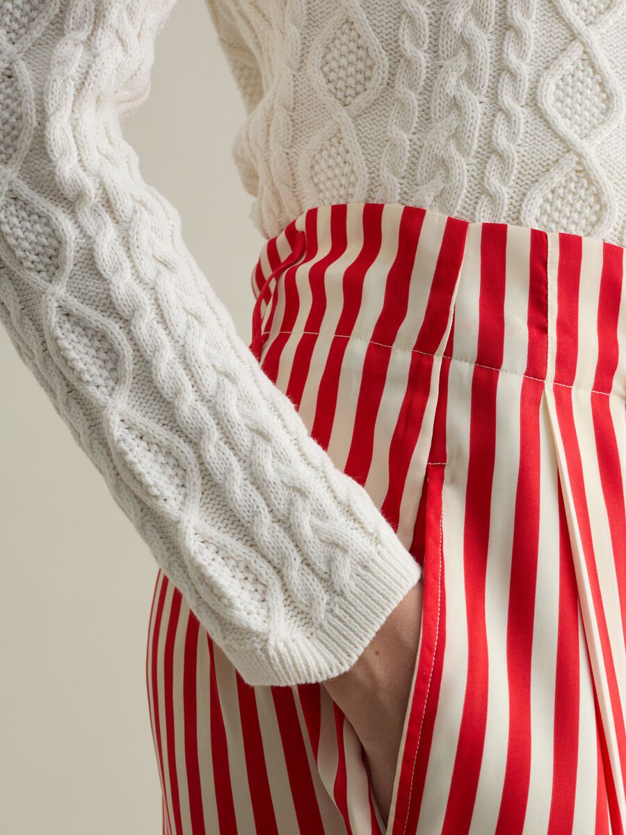 Cable-knit pullover with diamond motif_3
