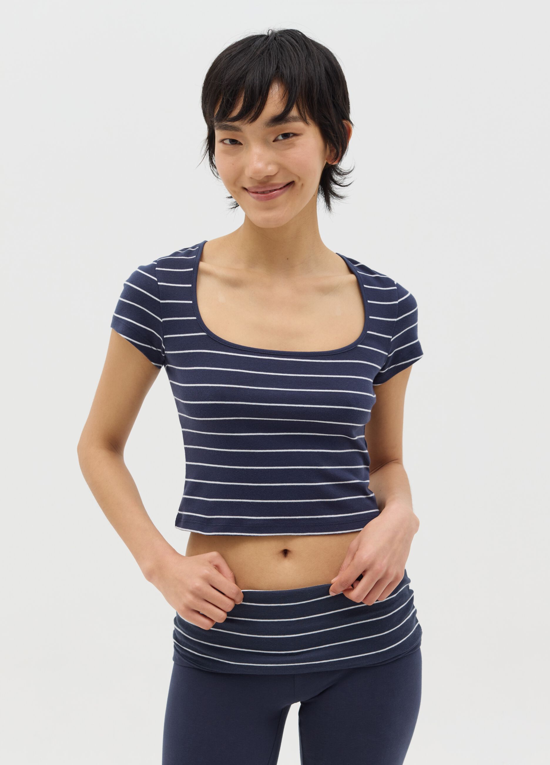 T-shirt aderente a righe blu e bianche in cotone