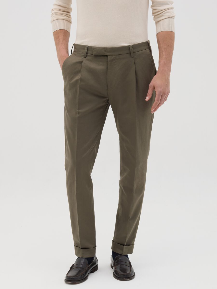 Men’s regular-fit green chinos in cotton and linen blend_1