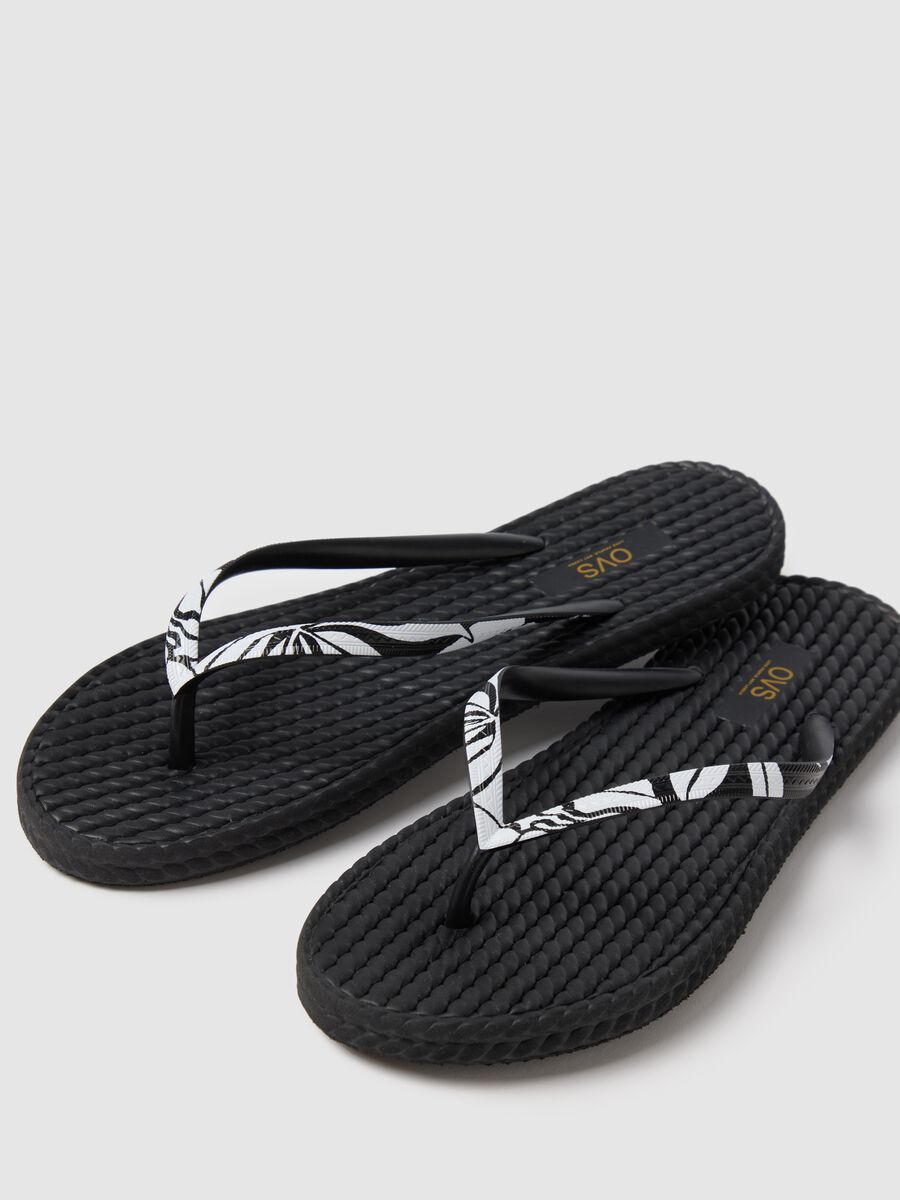 Women’s flip-flop in black PVC and polyethylene mix_2