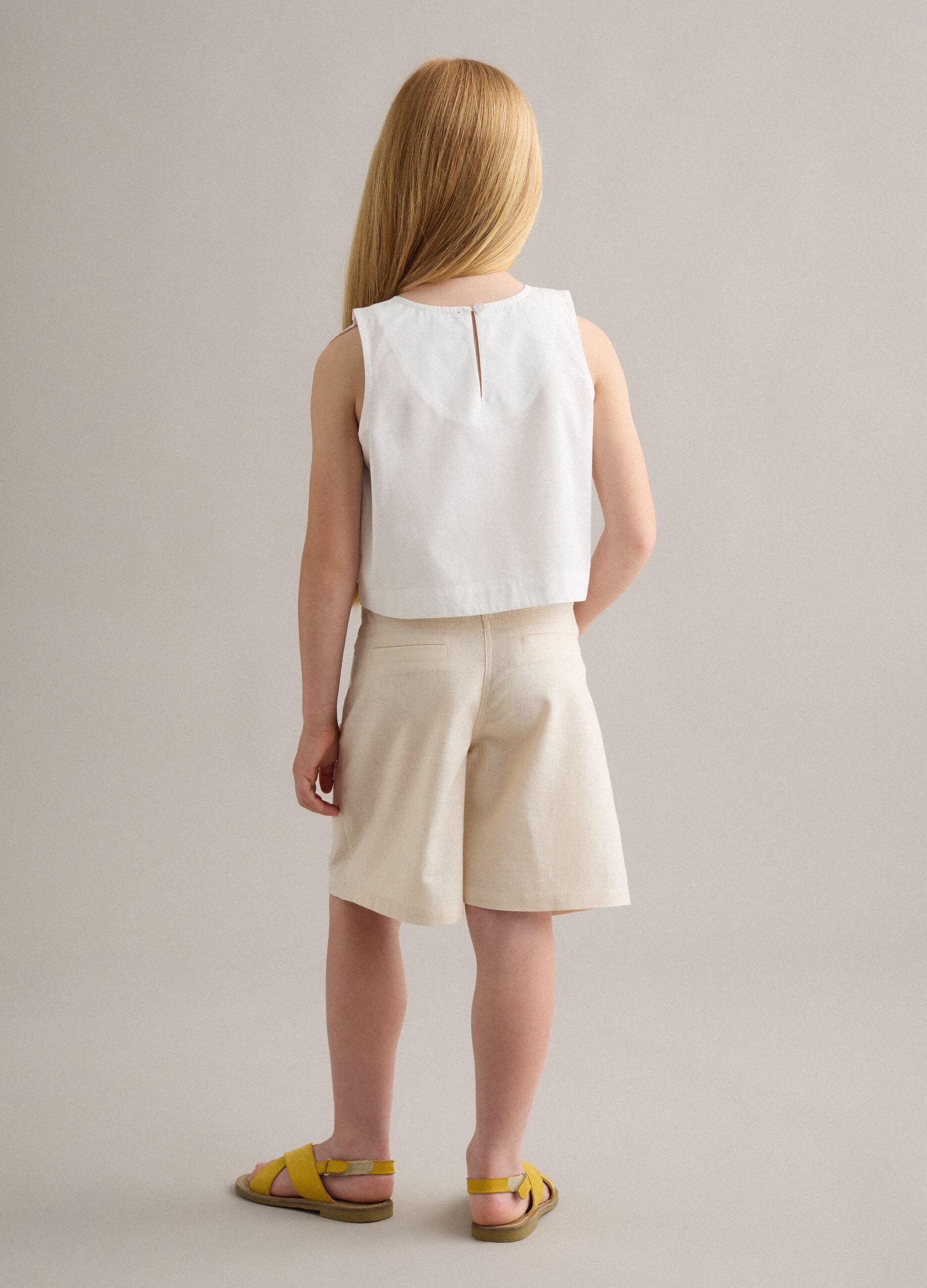 Shorts beige in misto cotone e lino con ricami
