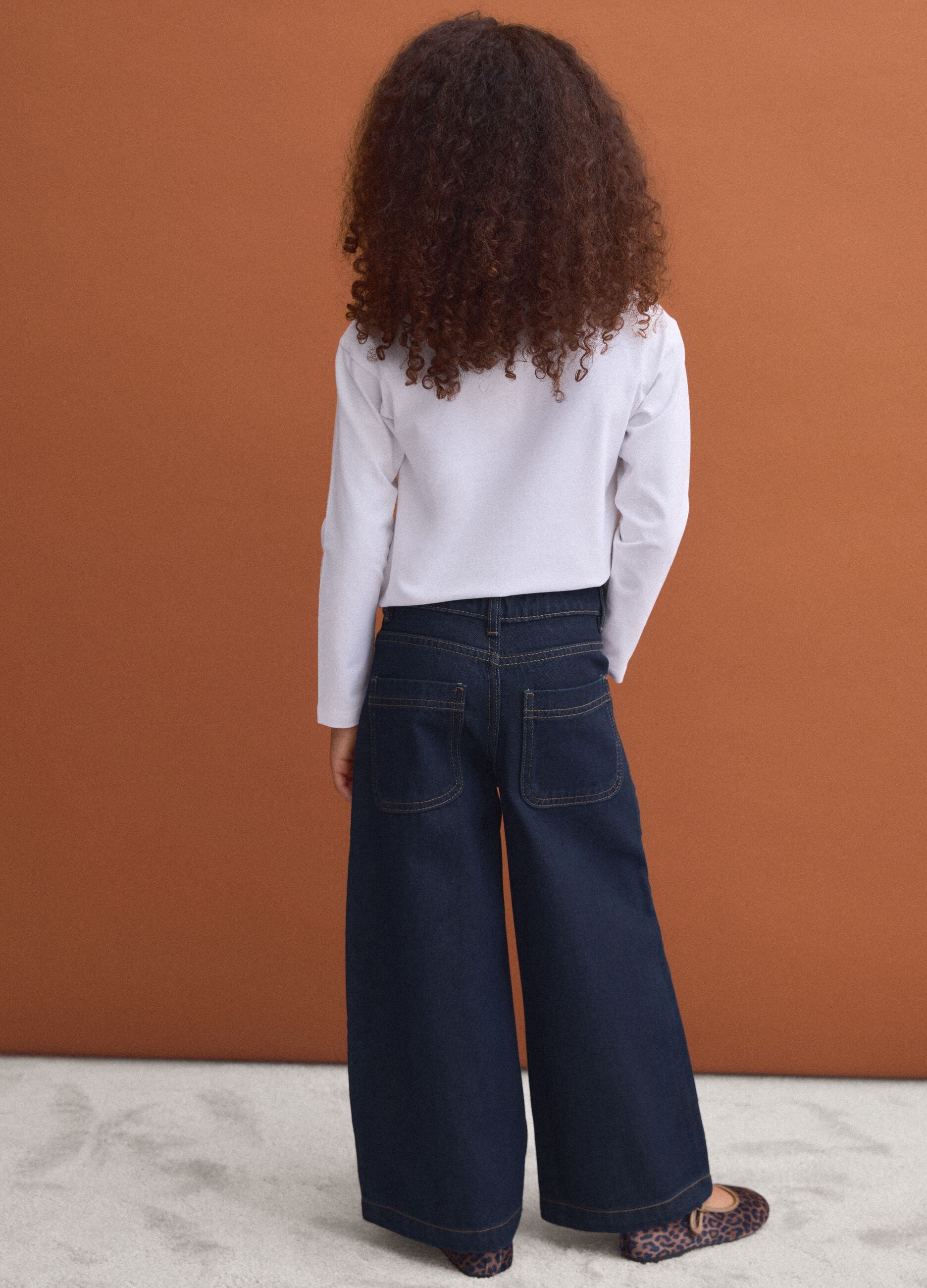 Jeans blu in puro cotone straight fit con ricami fiori per bambina