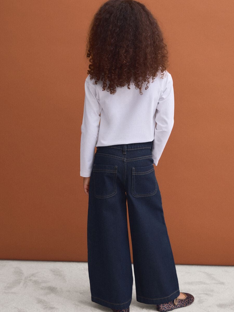 Jeans blu in puro cotone straight fit con ricami fiori per bambina_1
