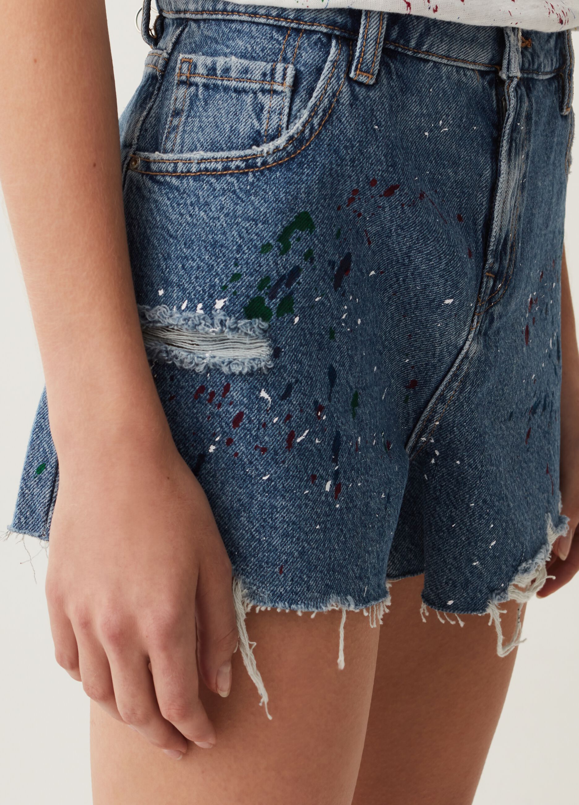 Shorts in denim con strappi RE-UP_3