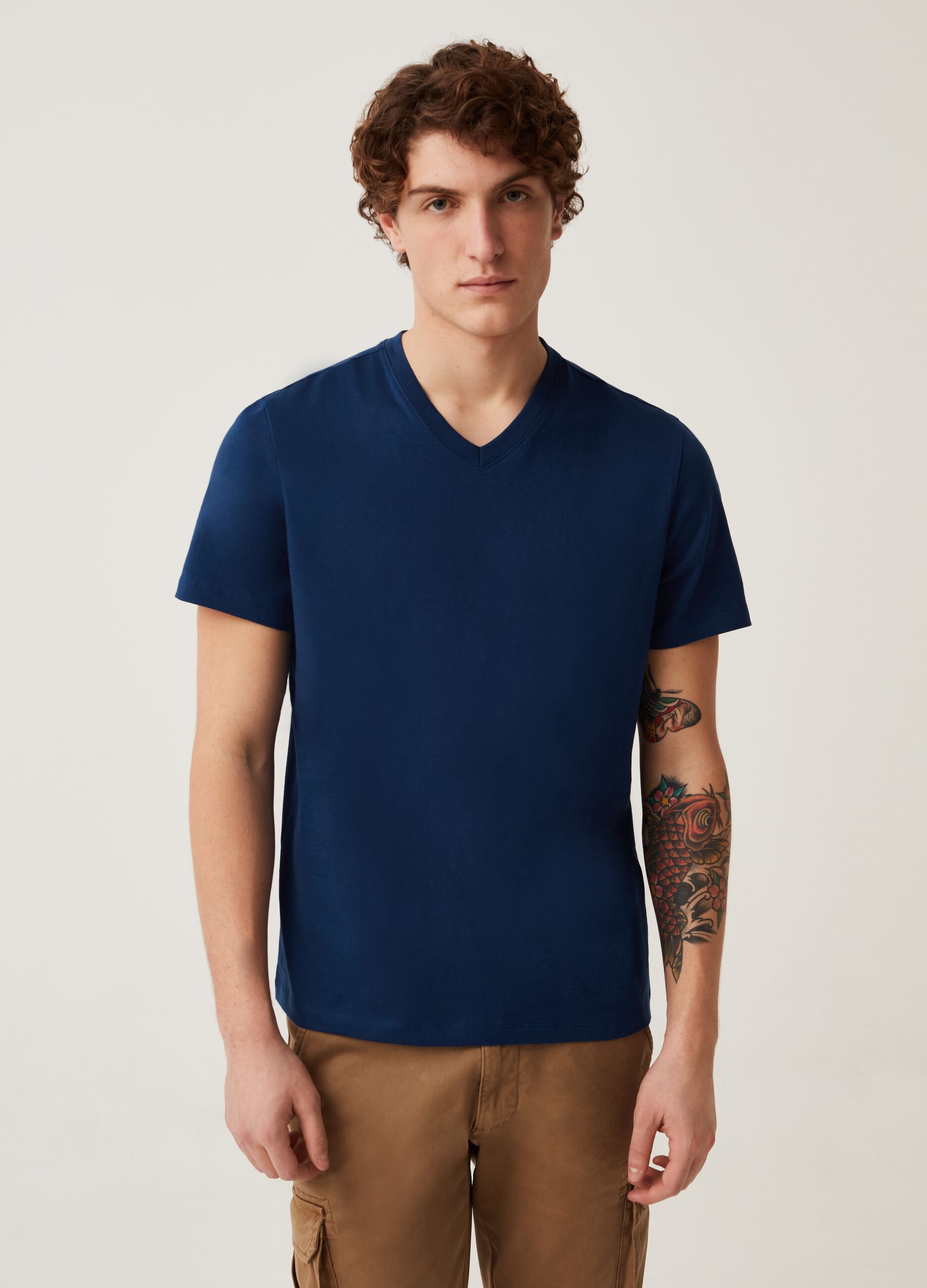 T-shirt in cotone bio con scollo a V