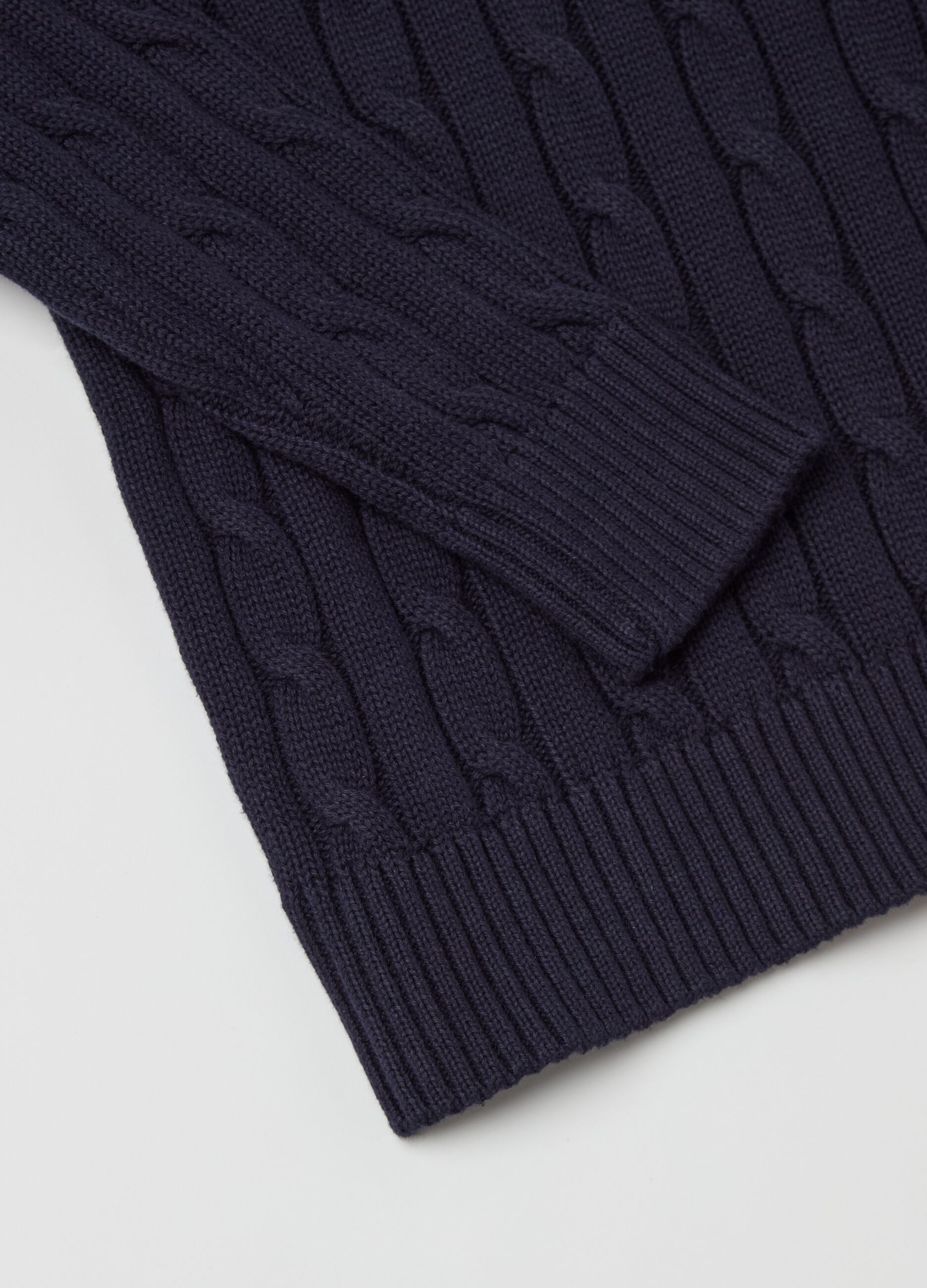 Pullover a trecce con scollo a V
