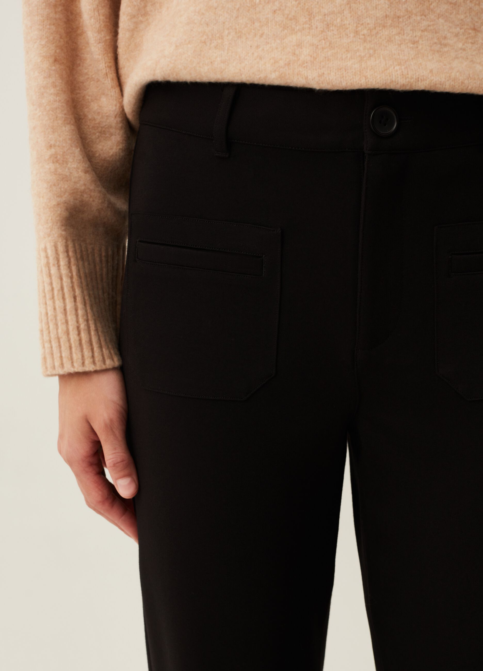 Pantaloni flare fit con tasche_3