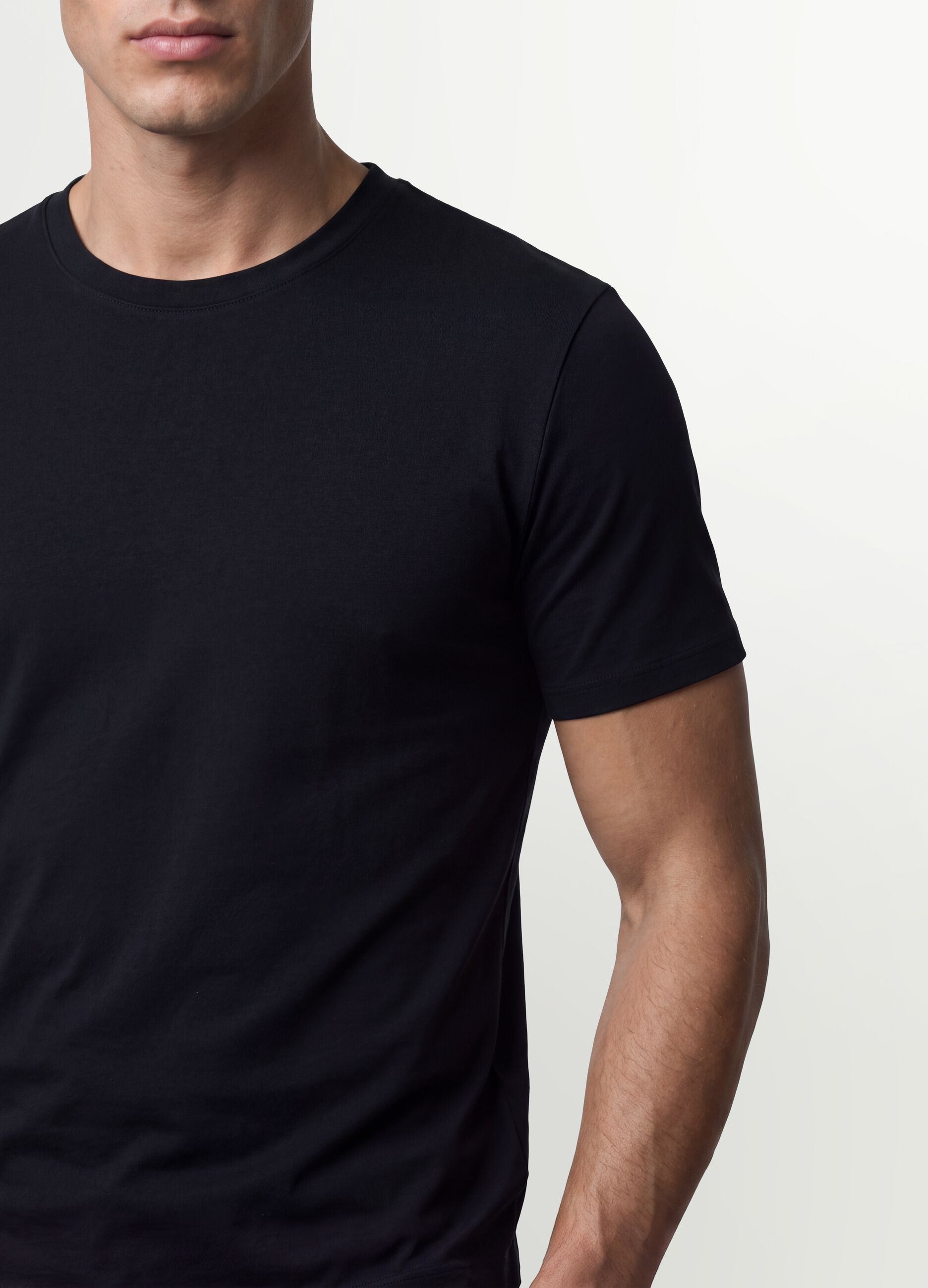 T-shirt nera in cotone organico a maniche corte slim fit