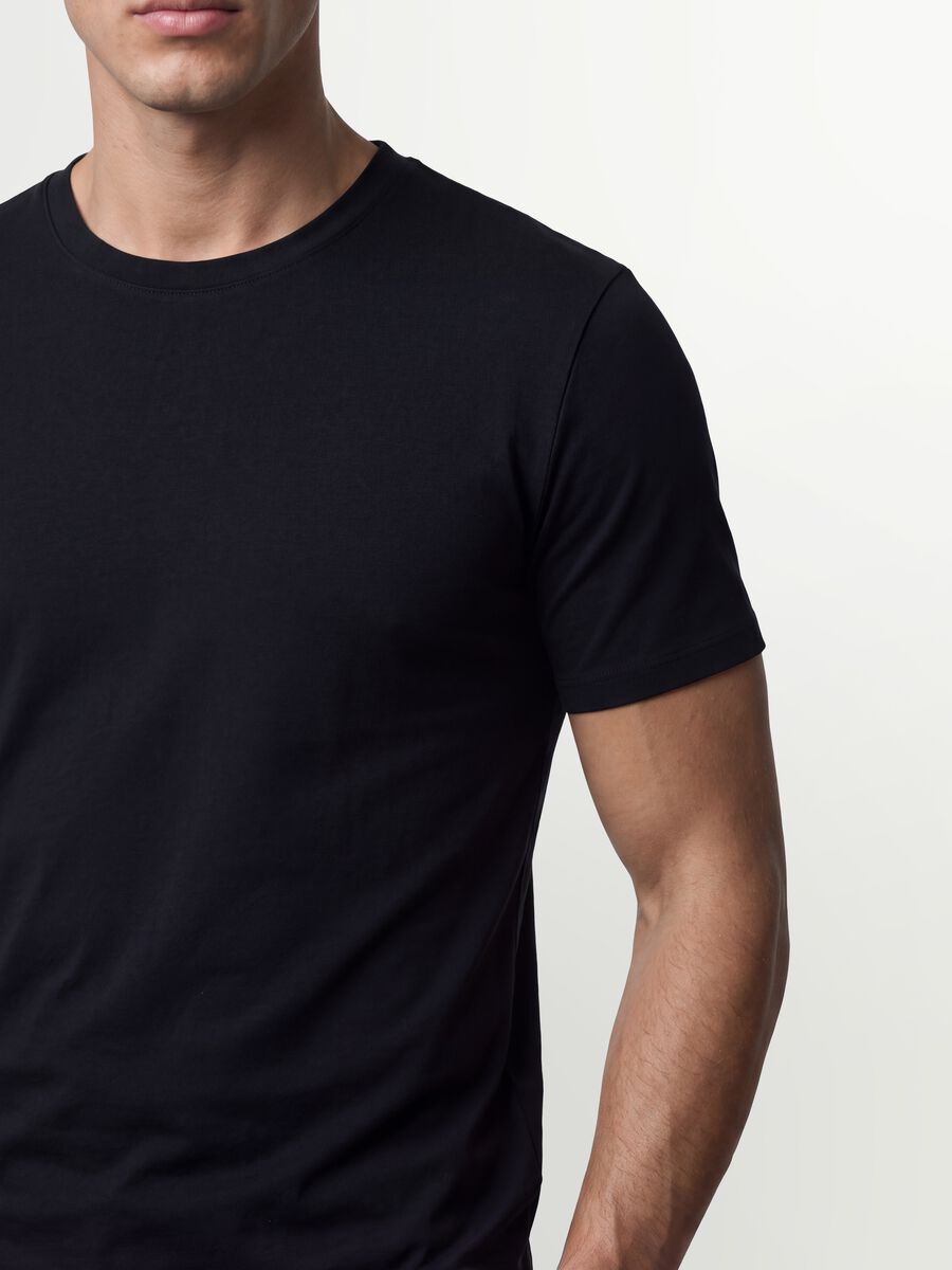 T-shirt nera in cotone organico a maniche corte slim fit_2