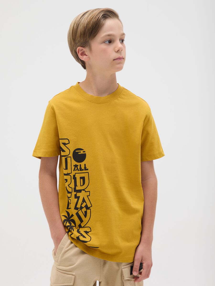 T-shirt da ragazzo in puro cotone oro regular fit con stampa_0