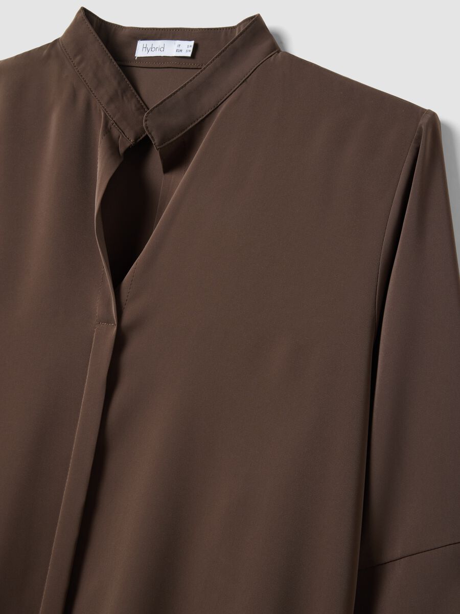 Camicia a maniche lunghe marrone regular fit con collo a fascia_5