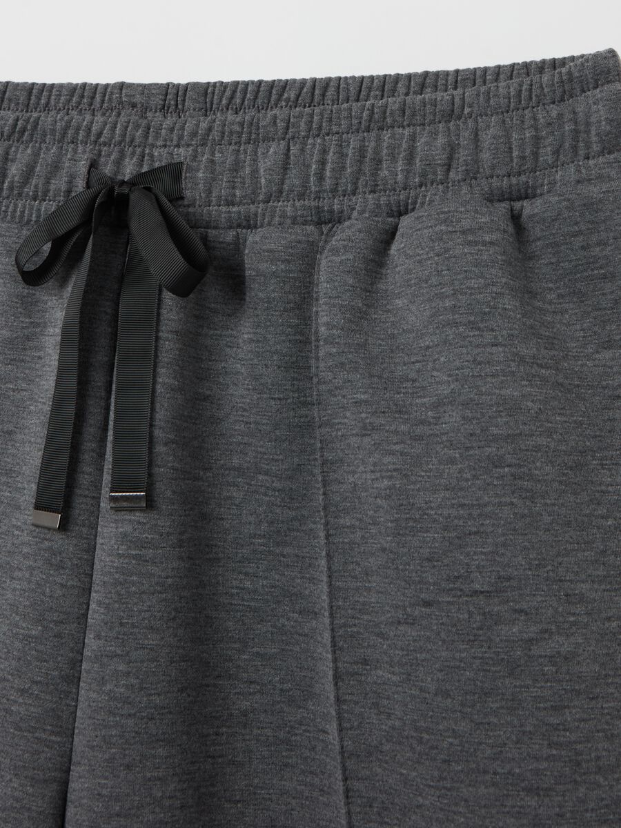 Curvy plush joggers with embossed seams_5