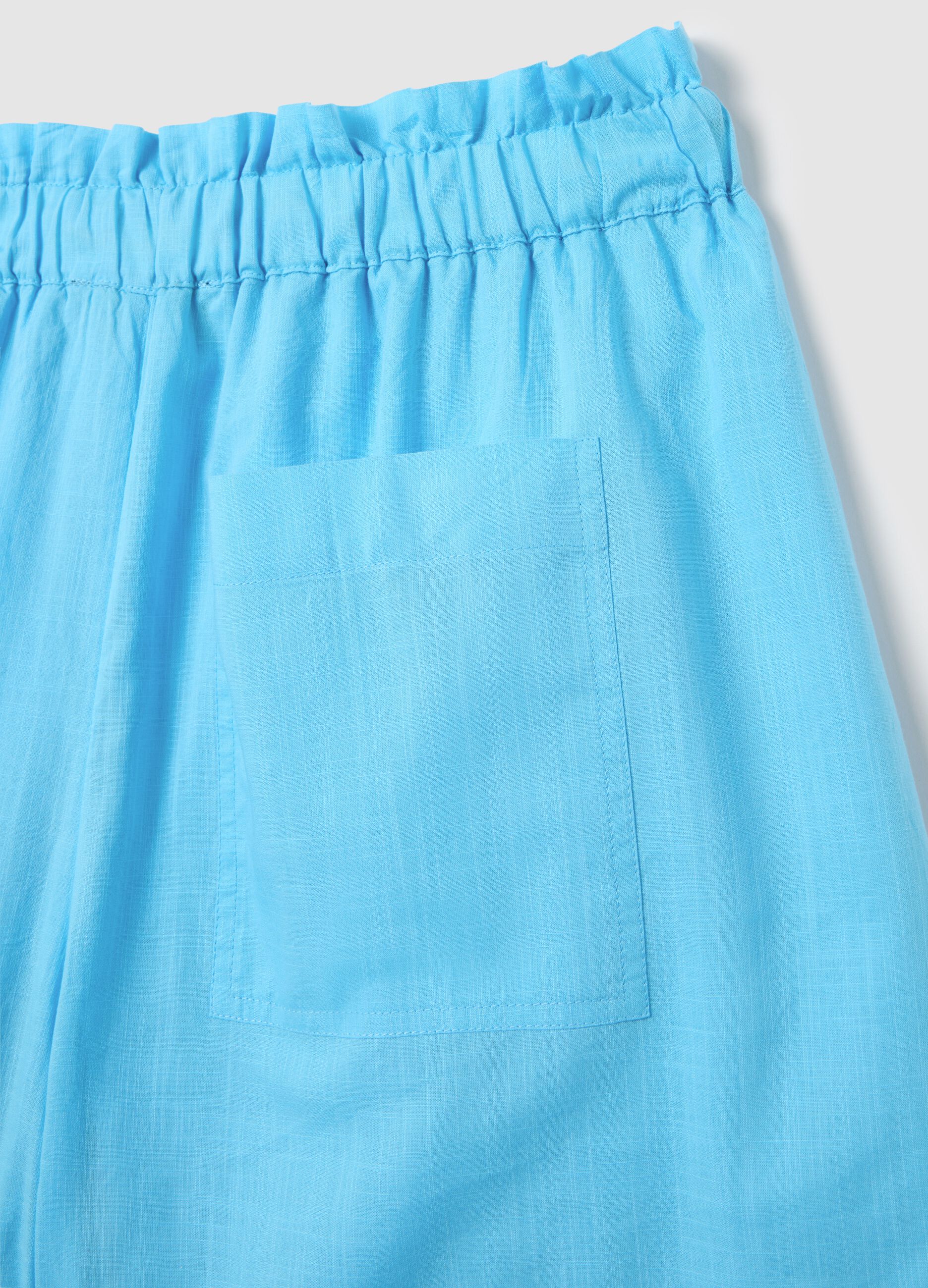Women’s light blue shorts in 100% cotton with regular fit