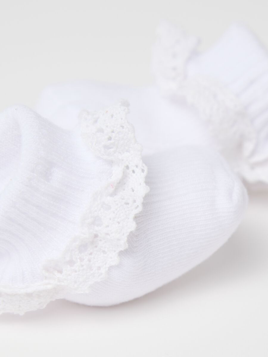 White knit shoes with broderie anglaise application_2