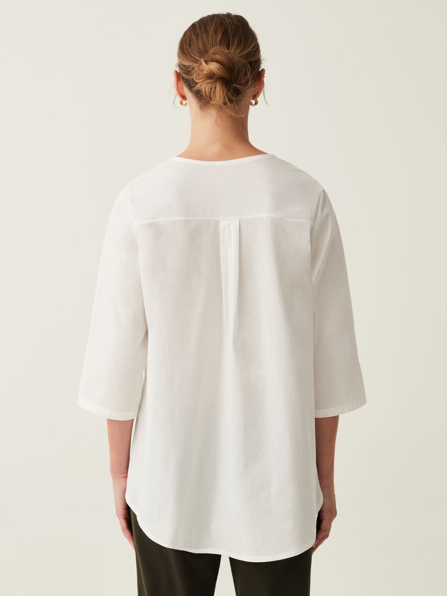 Blusa con scollo a V_2