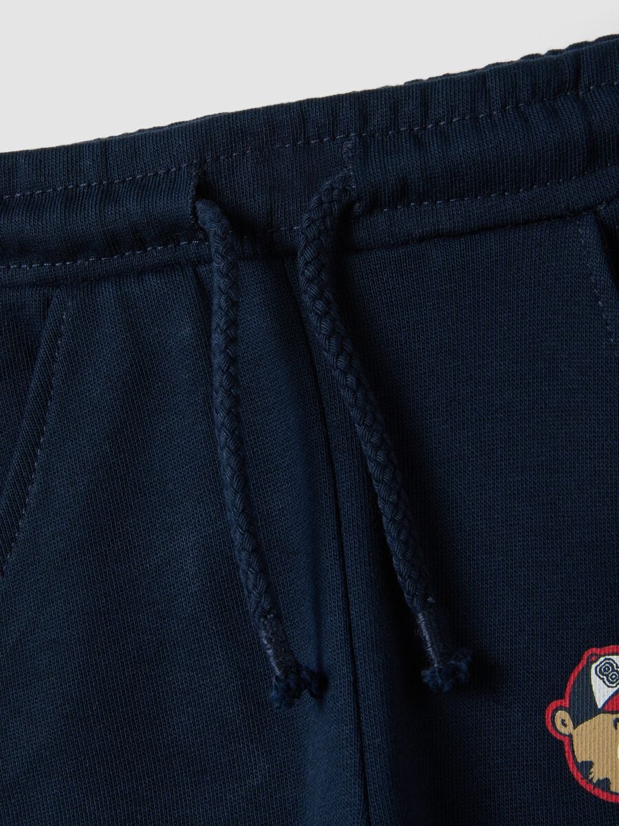 Pantaloni jogger blu in puro cotone con stampa orsetto regular fit per bimbo_2