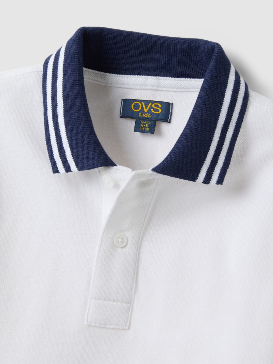 Polo in puro cotone bianca da bambino regular fit con bordi colorati_3