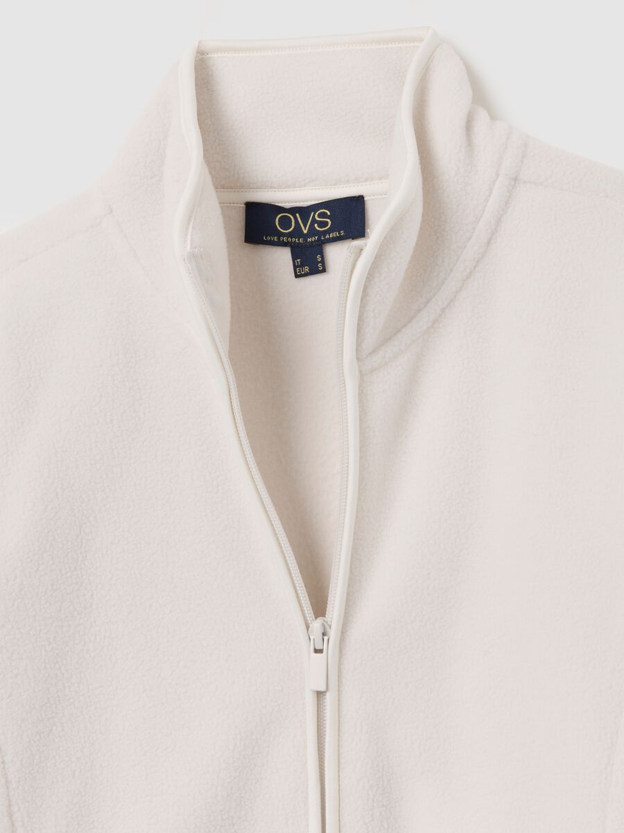 Felpa in pile a collo alto bianca vestibilità fitted e zip_5