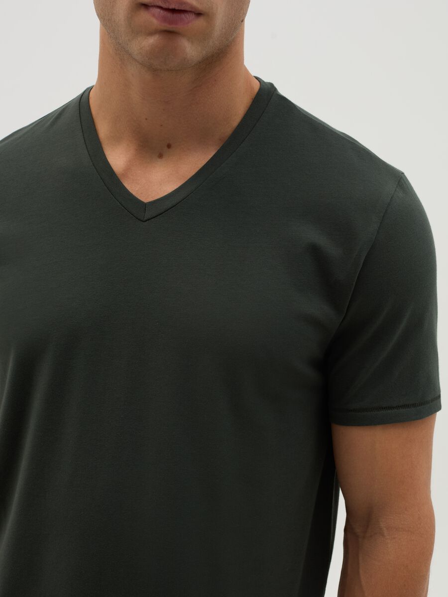 Slim-fit T-shirt in stretch cotton with V neck_3