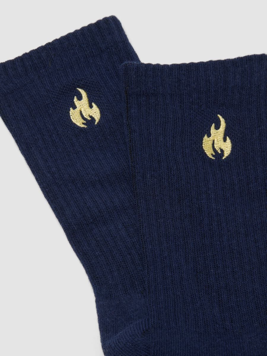 Calze sportive blu in cotone elasticizzato con logo ricamato_1