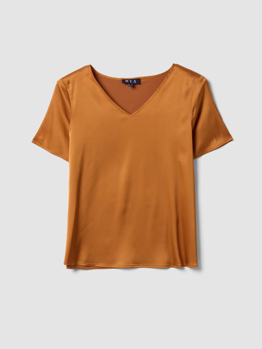 Blusa satinata marrone in tessuto elasticizzato con scollo a V regular fit_4
