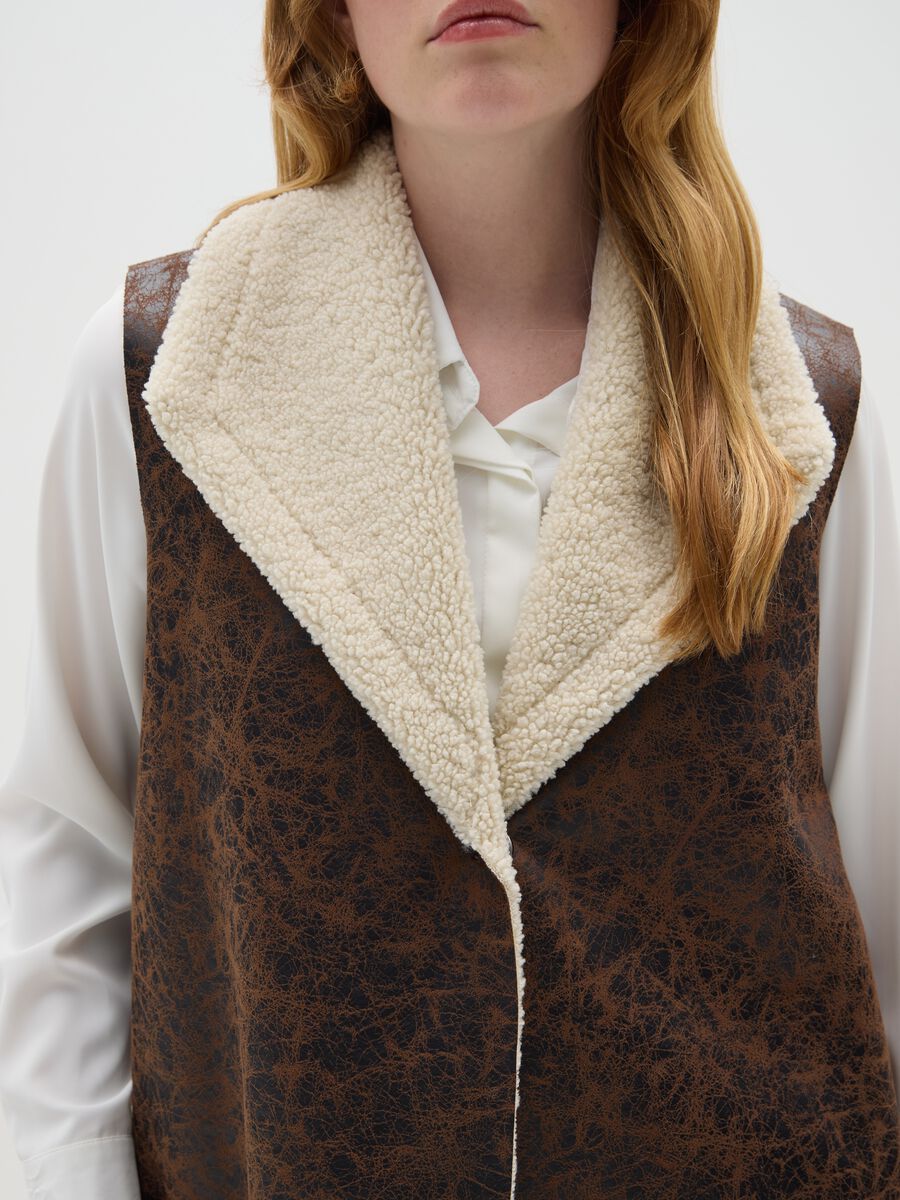 Brown regular fit gilet with zip_3