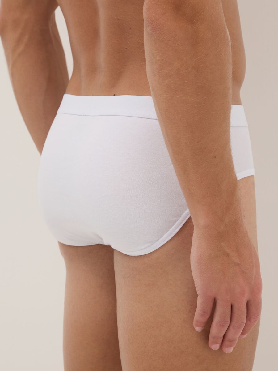 Multipack of white stretch cotton briefs with tight fit_2