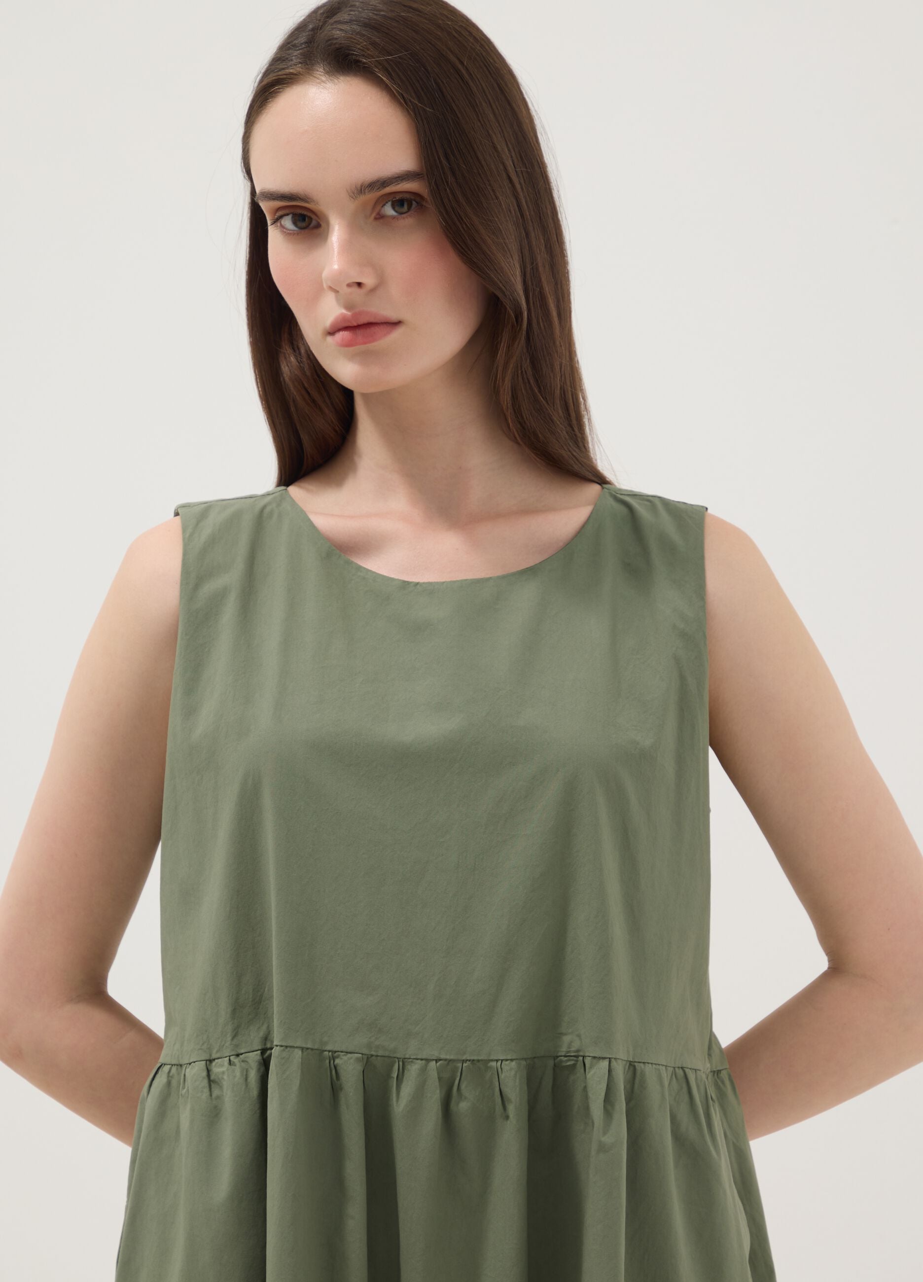 Abito verde smanicato in puro cotone con balze regular fit