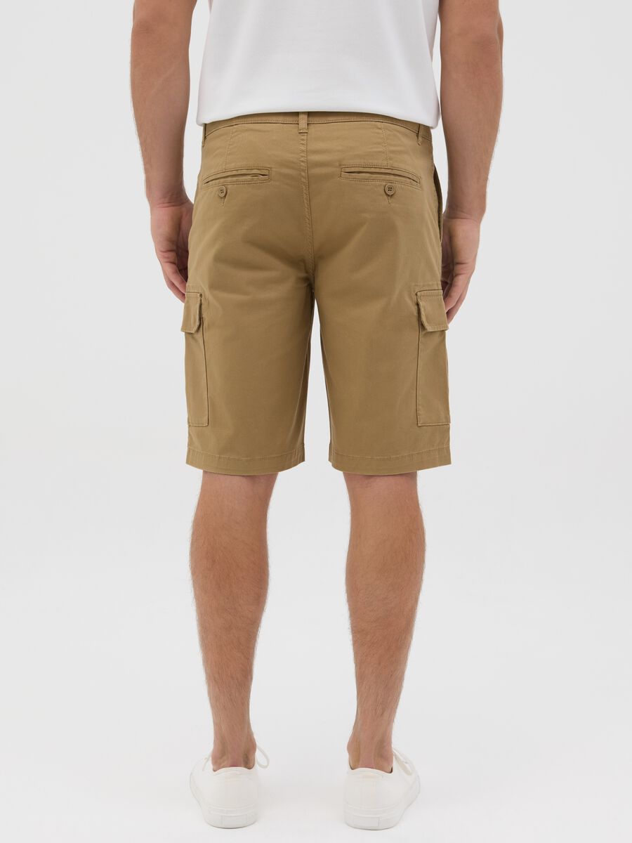 Bermuda da uomo marrone regular fit con tasche cargo_2