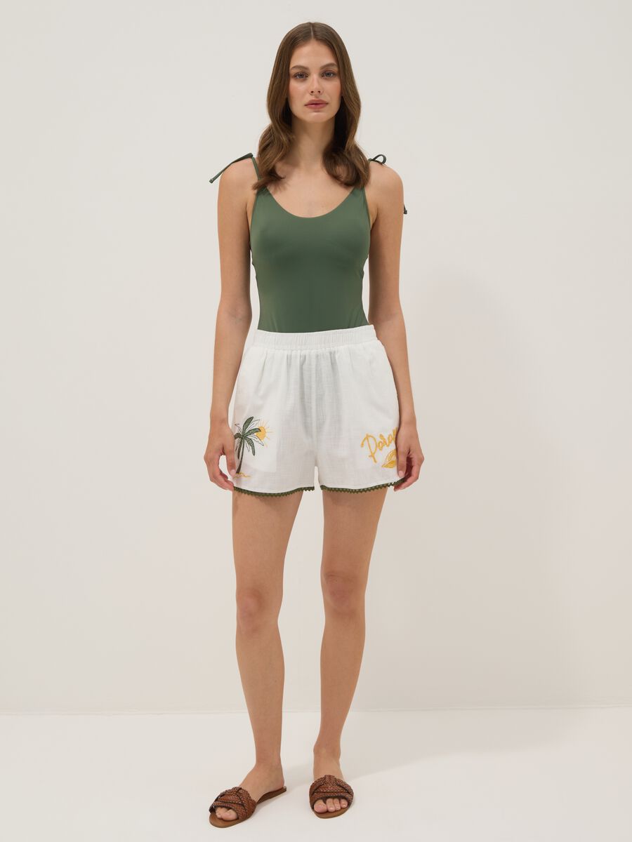 Shorts da mare bianchi in puro cotone con ricami_0