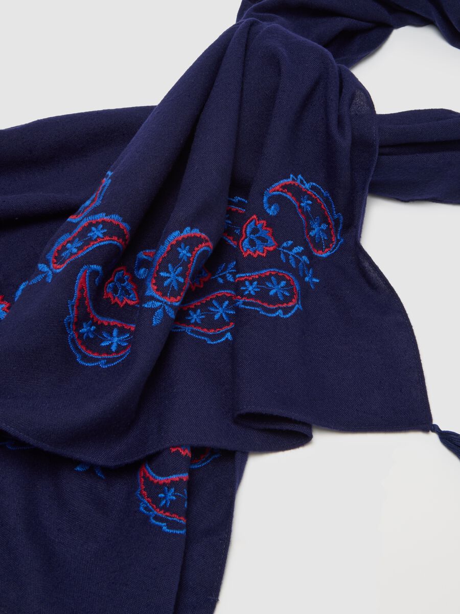 Blue scarf with paisley embroidery_3