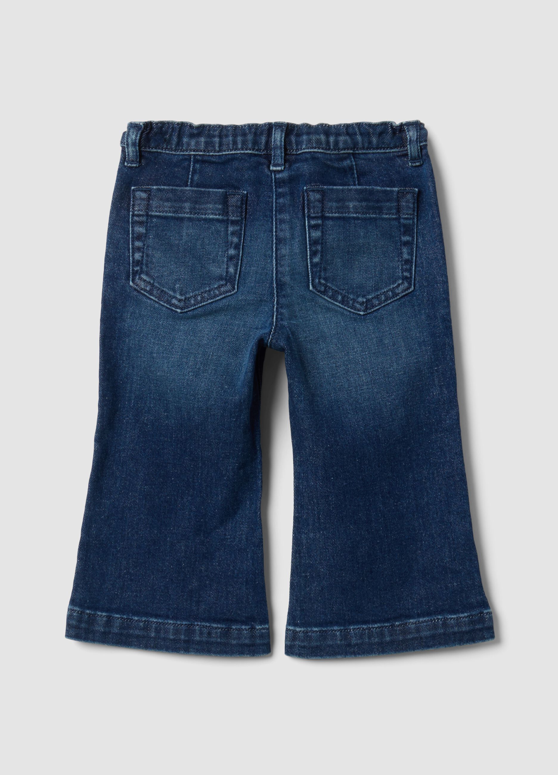 Jeans flare blu in cotone elasticizzato con bottone orsetto per bimba
